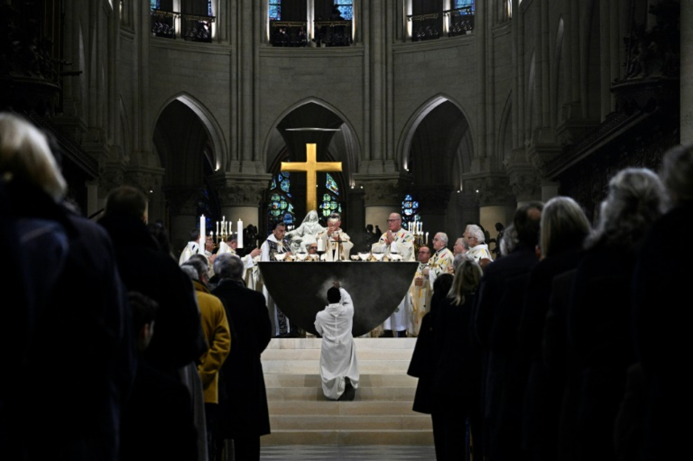 L'archevêque de Paris Laurent Ulrich consacre le nouvel autel principal conçu par l'artiste et designer français Guillaume Bardet, lors de la première messe publique à la cathédrale Notre-Dame de Paris, le 8 décembre 2024 à Paris © JULIEN DE ROSA