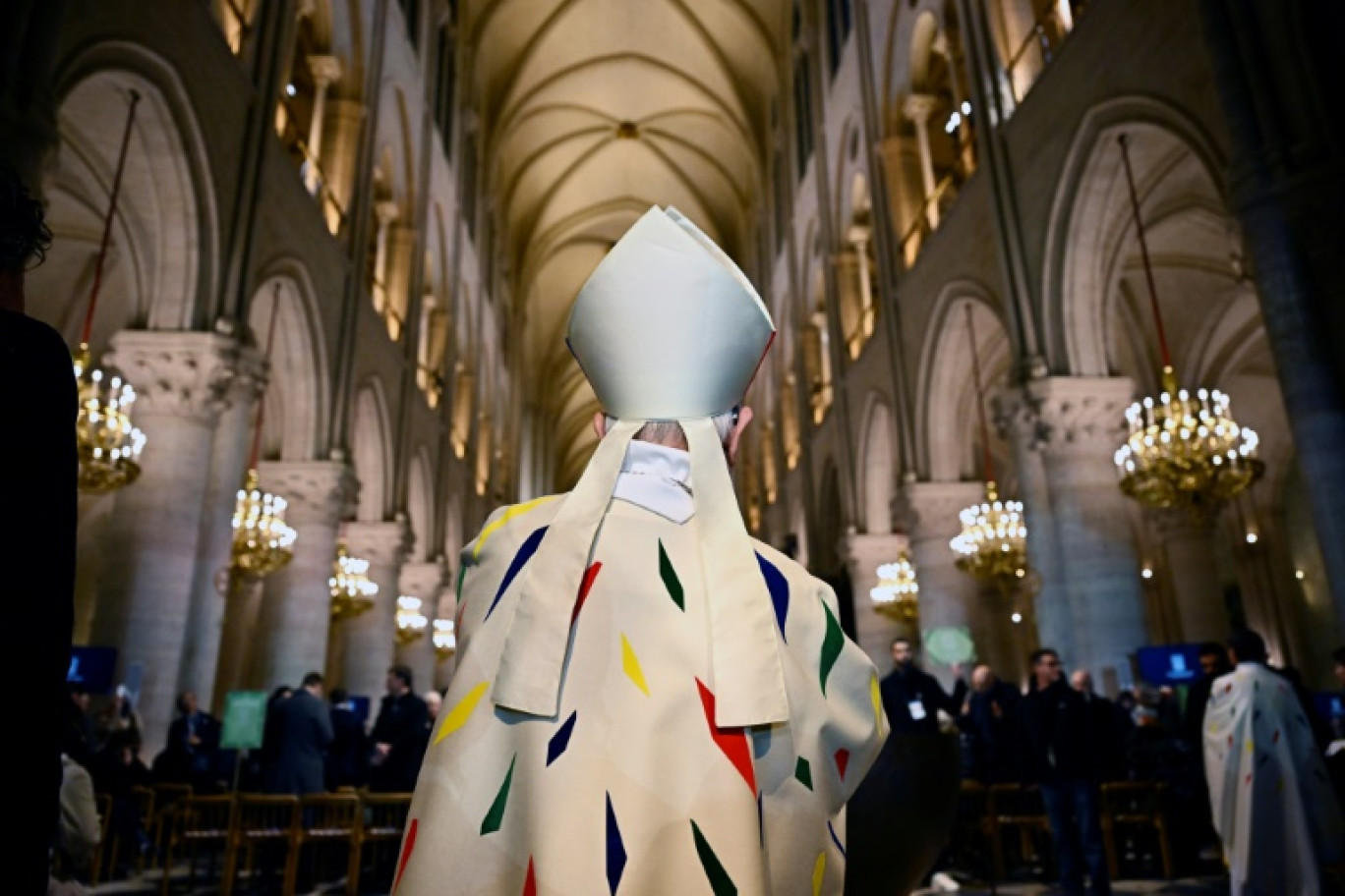 L'archevêque de Paris Laurent Ulrich bénit les fidèles réunis à Notre-Dame de Paris pour la première messe depuis l'incendie d'avril 2019, le 8 décembre 2024 © JULIEN DE ROSA