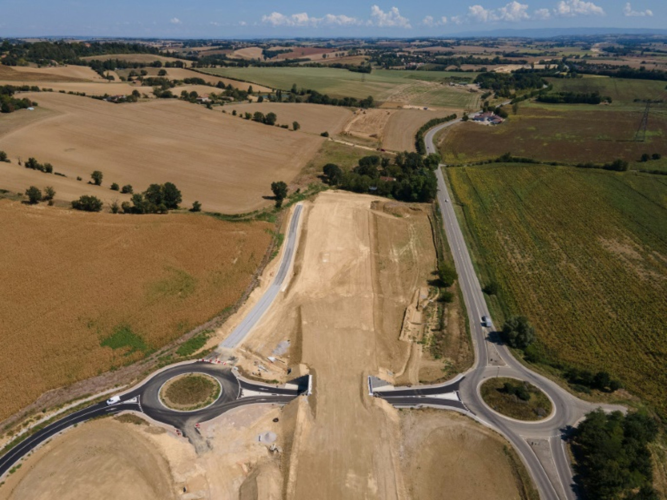 Le chantier de l'autoroute A69 et une maison que les habitants refusent d'évacuer à Verfeil (Haute-Garonne), le 2 septembre 2024 © Ed JONES