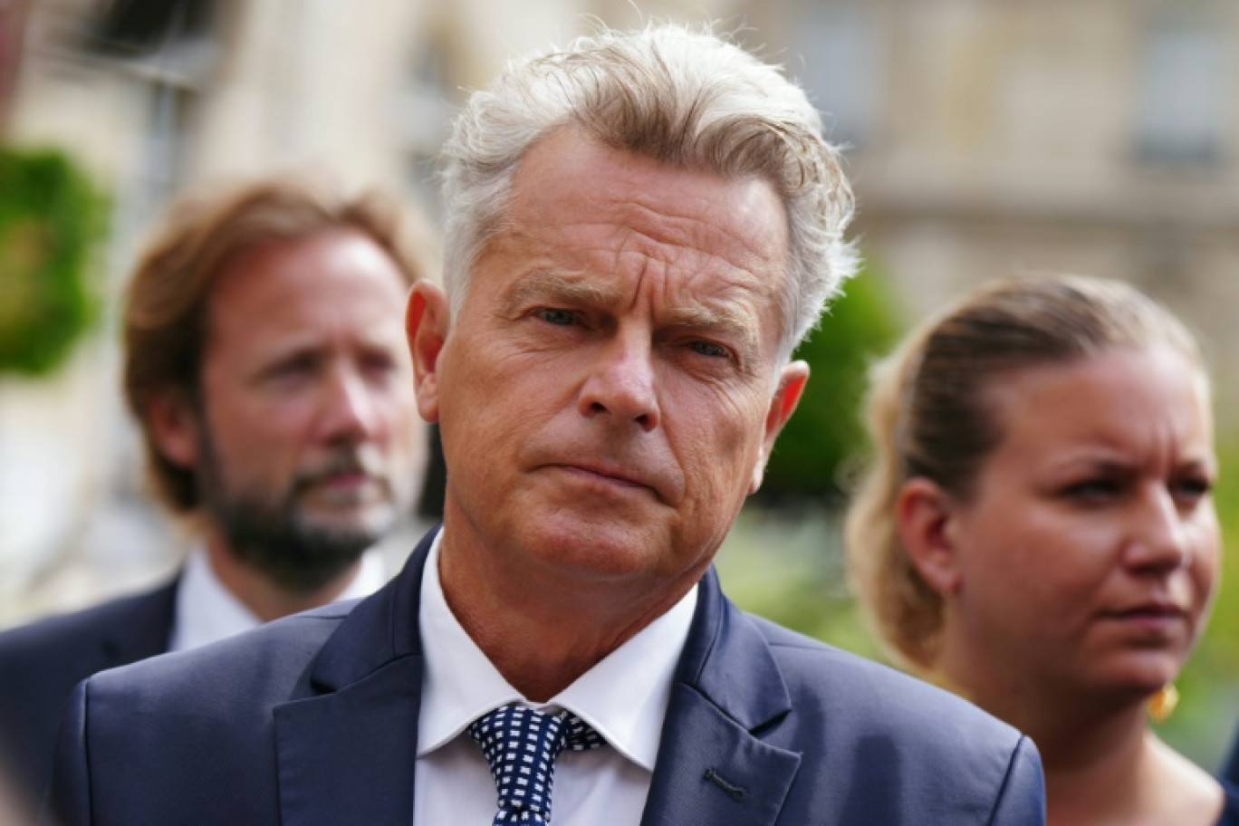 Le secrétaire national du PCF Fabien Roussel, devant les députés Boris Vallaud (PS) et Mathilde Panot (LFI) à l'Élysée à Paris le 23 août 2024 © Dimitar DILKOFF