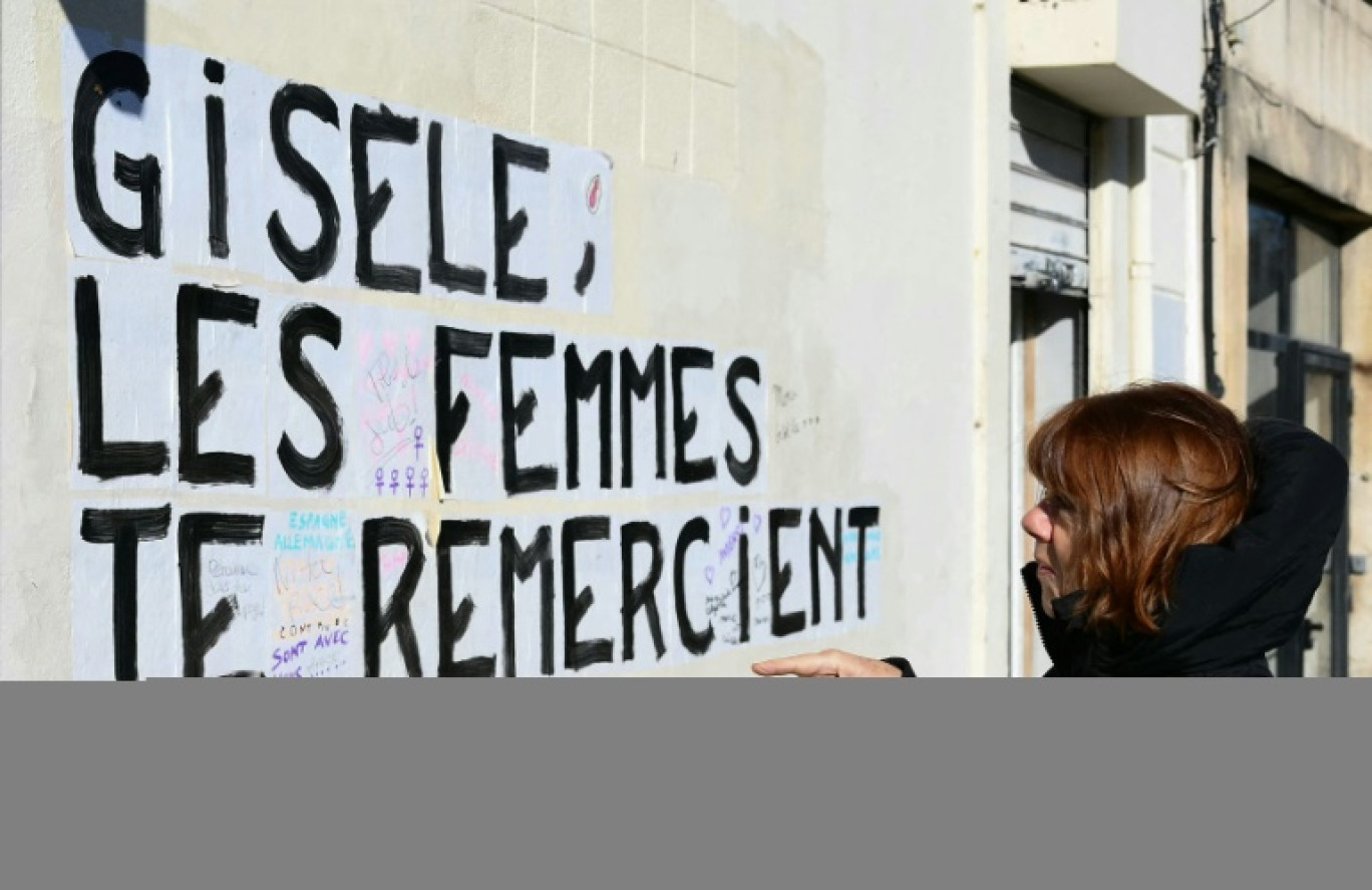 Gisèle Pelicot à côté d'un collage "Gisèle, les femmes te remercient" sur le chemin jusqu'au tribunal d'Avignon, le 4 décembre 2024 © CHRISTOPHE SIMON