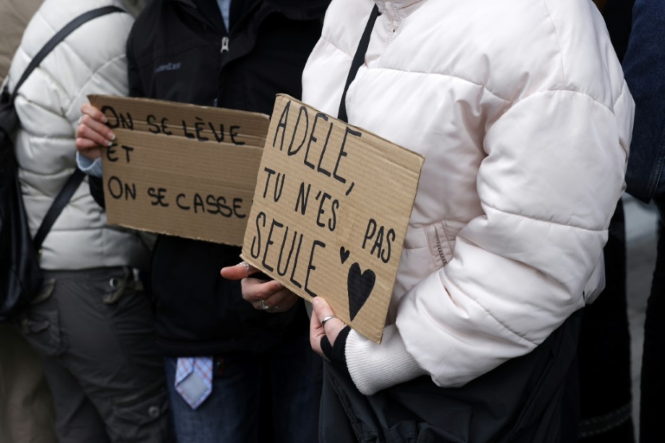 Des pancartes brandies devant le tribunal de Paris le 9 décembre 2024 © GEOFFROY VAN DER HASSELT