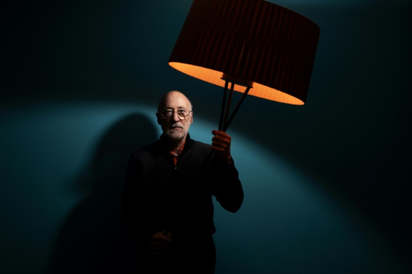 Le concepteur lumière Roger Narboni, à l'origine du concept de trame noire, le 13 décembre 2024 à Paris © JOEL SAGET