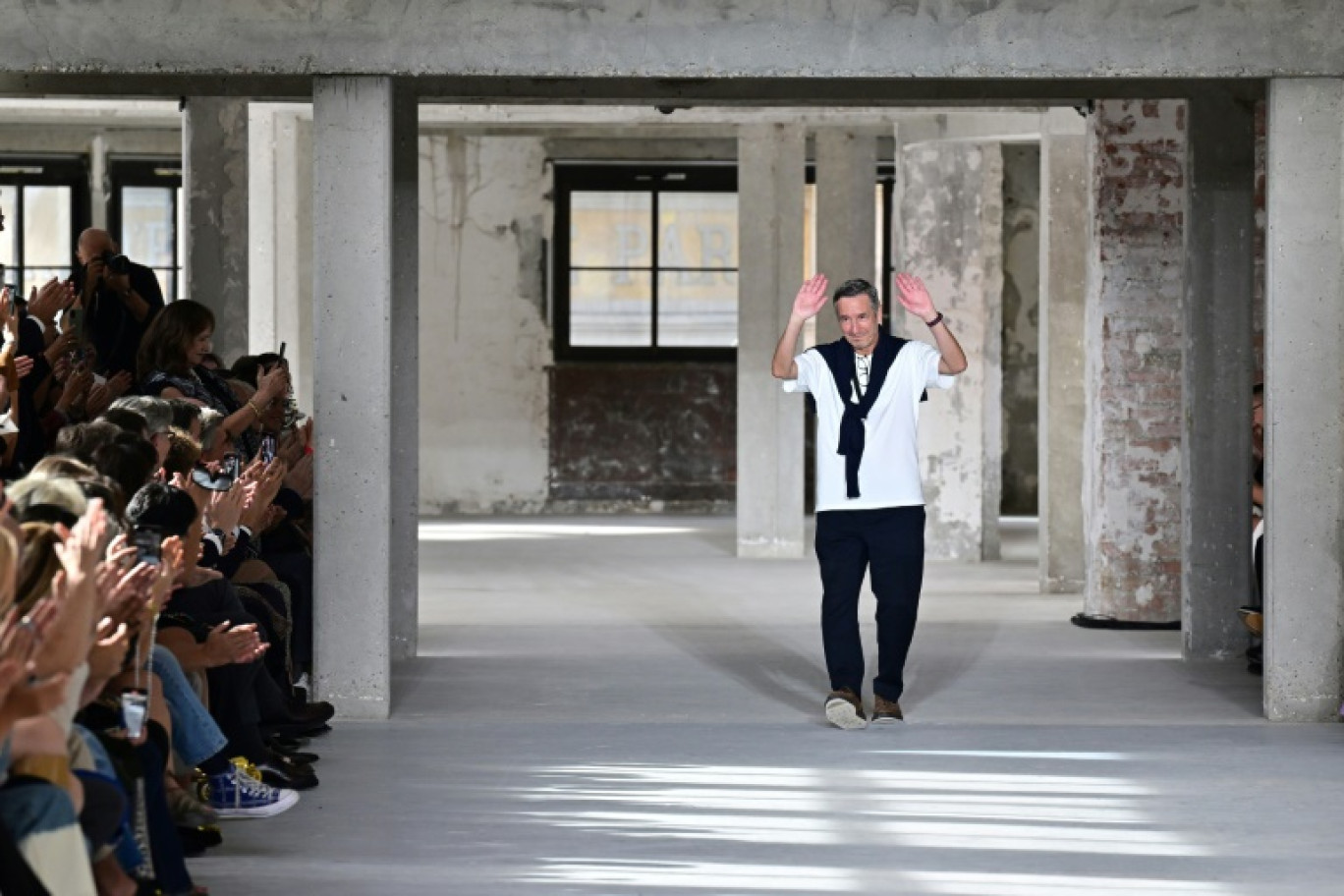 Le couturier belge Dries Van Noten après le défilé de sa collection printemps/été 2024 à la Fashion Week de Paris, le 27 septembre 2023 © Miguel MEDINA