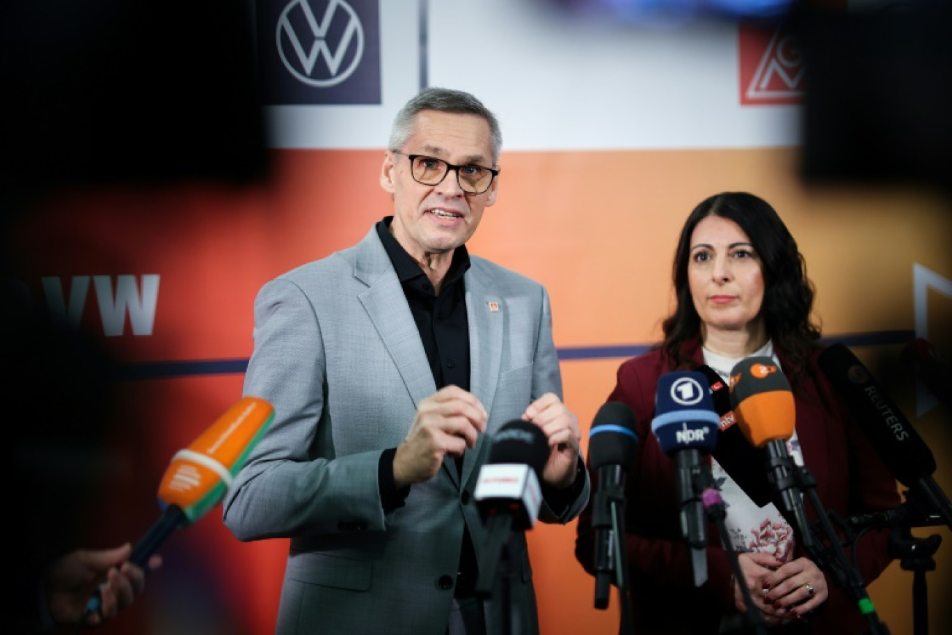 La présidente du comité d'entreprise de Volkswagen, Daniela Cavallo, et le négociateur du syndicat de la métallurgie IG Metall, Thorsten Groeger, lors d'une conférence de presse à Wolfsburg, dans le nord de l'Allemagne, le 9 décembre 2024 © Ronny HARTMANN