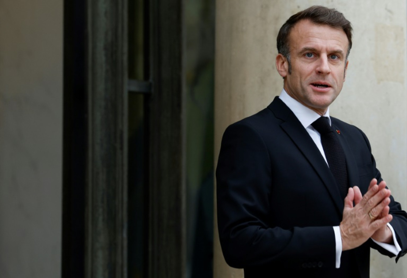 Emmanuel Macron sur le perron de l'Élysée à Paris, le 11 novembre 2024 © Ian LANGSDON