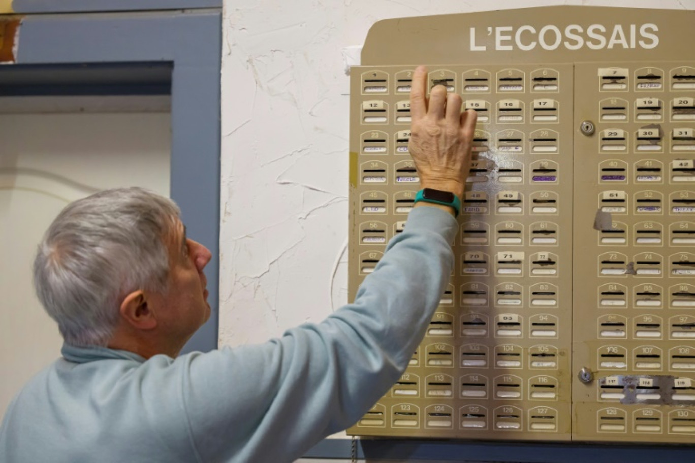 Un utilisateur dépose de l'argent dans sa boîte du club d'épargne "L'Ecossais", à Algrange, le 7 décembre 2024 en Moselle © Jean-Christophe VERHAEGEN