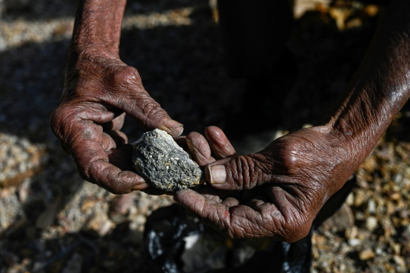 Un chercheur d'or indépendant fouille dans ancienne mine à Santa Rosa de Lima, au Salvador, le 5 décembre 2024 © Daniela RODRIGUEZ