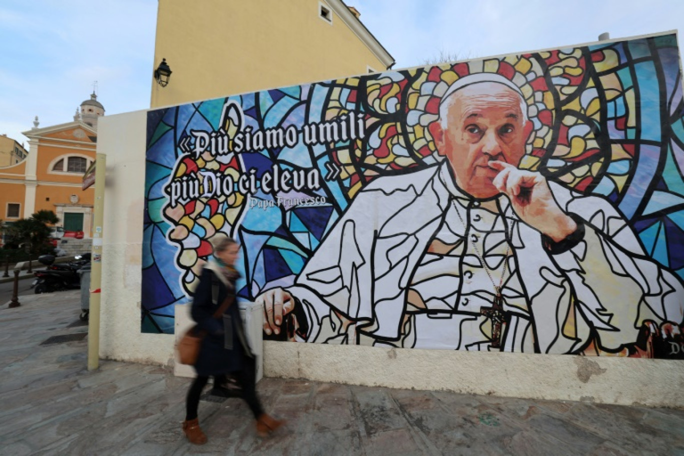 Une fresque représentant le pape François près de la cathédrale d'Ajaccio, le 10 décembre 2024 à Ajaccio, en Corse © PASCAL POCHARD-CASABIANCA