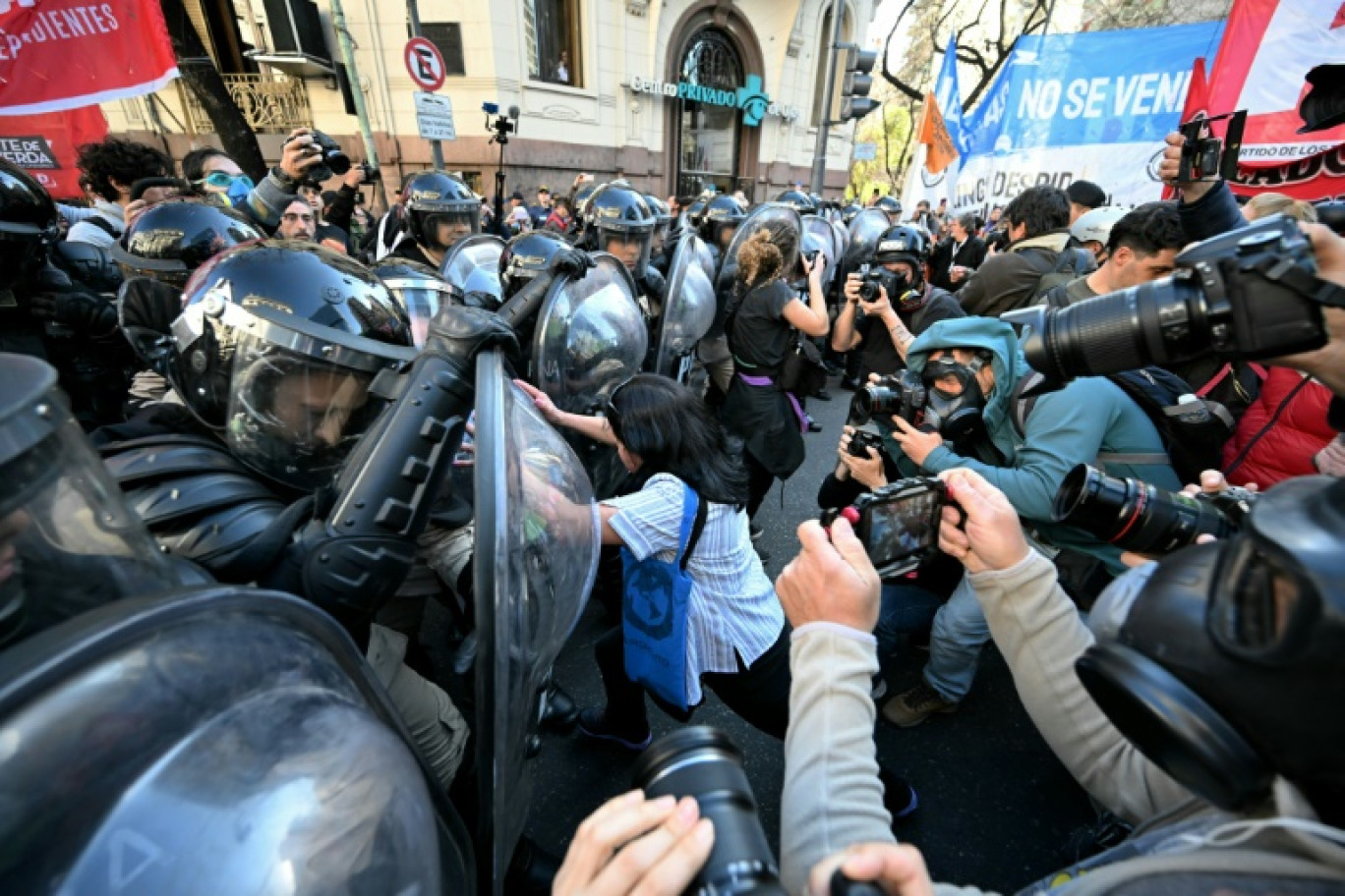 Manifestation contre le président Javier Milei devant le Parlement à Buenos Aires, le 4 septembre 2024 © Luis ROBAYO