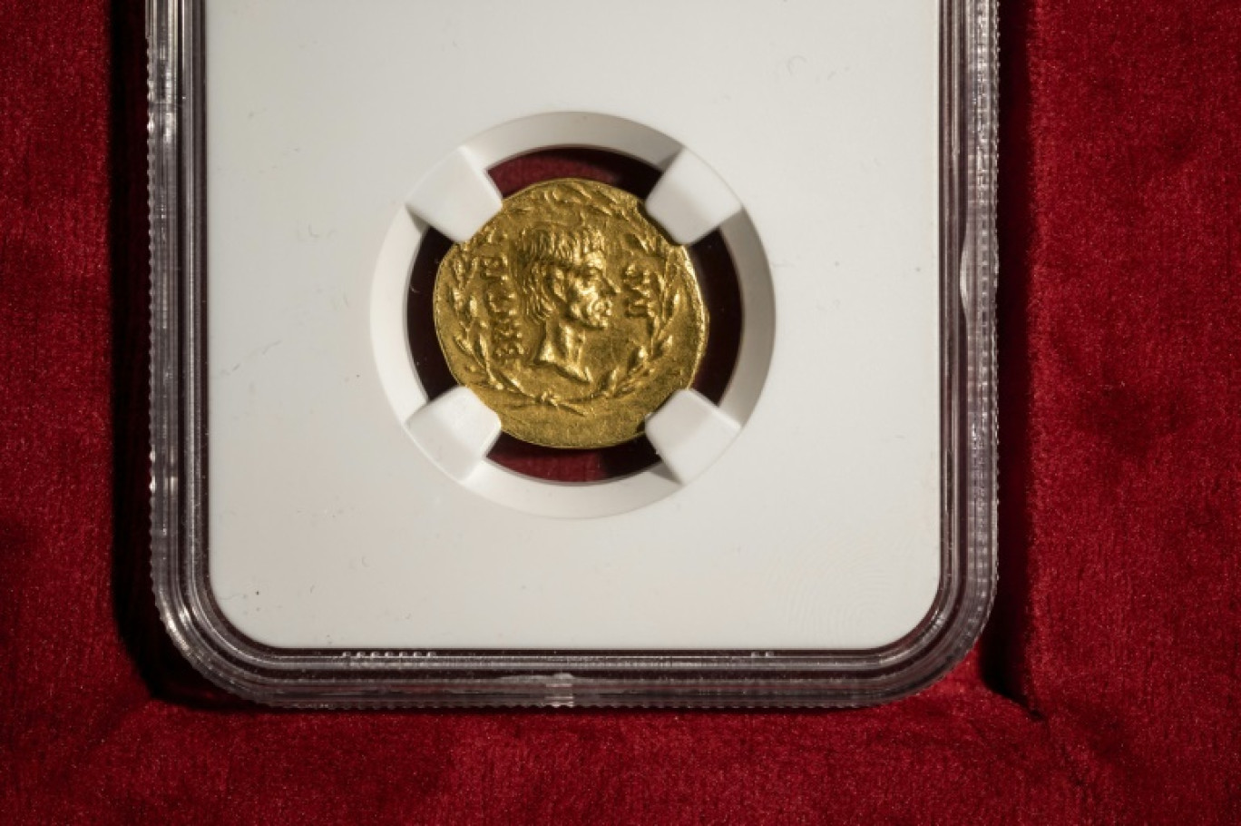 Une rare pièce d'or romaine à l'effigie de Brutus exposée à la salle des ventes Numismatica Genevensis (NGSA) à Genève le 4 décembre 2024 © Fabrice COFFRINI