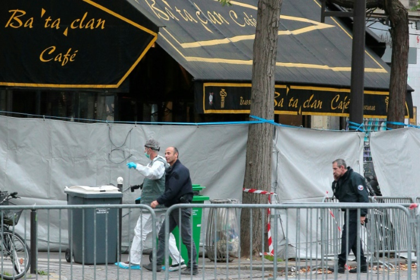 ALTERNATIVE CROP
Un expert médico-légal et des policiers marchent sur la scène de crime sécurisée et bouclée de la salle de concert du Bataclan à la suite des attentats meurtriers perpétrés à Paris, le 14 novembre 2015 © JACQUES DEMARTHON