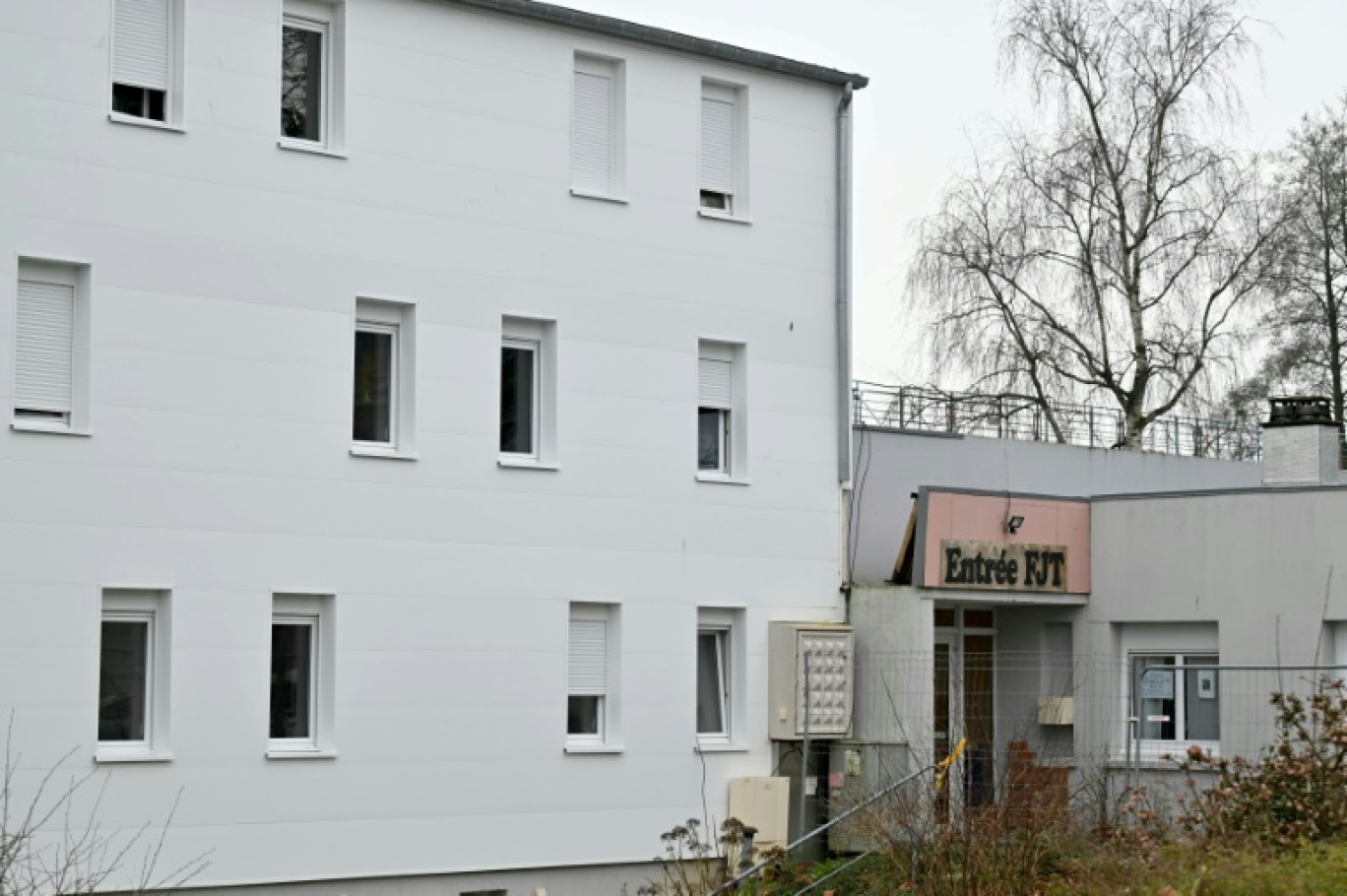 Un bâtiment du foyer de jeunes travailleurs où Morgane, une collégienne de 13 ans disparue, a été retrouvée, le 10 décembre 2024 à Coutances, dans la Manche © LOU BENOIST