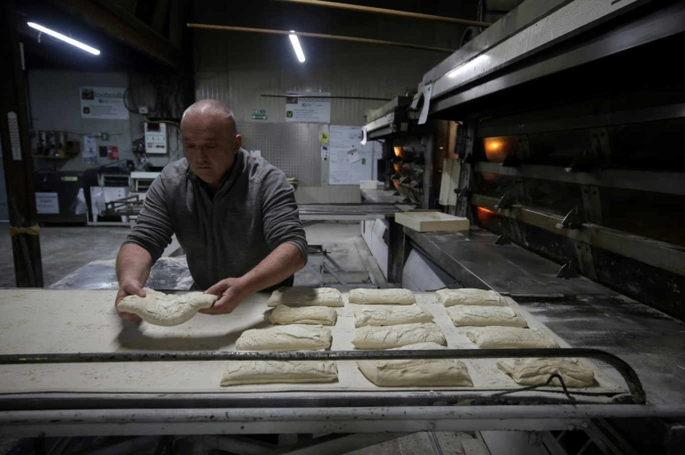 Jean-Pierre Delboulbe, boulanger et fondateur de la boulangerie Louboulbil, prépare du pain pour la cuisson dans son laboratoire à Castelsagrat, le 10 décembre 2024 dans le Tarn-et-Garonne © Valentine CHAPUIS