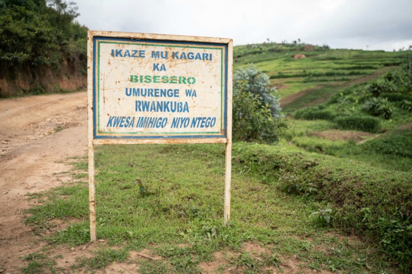 Un panneau de bienvenue à Bisesero, dans l'ouest du Rwanda, où s'est déroulé l'un des plus grands massacres du génocide rwandais de 1994, le 2 décembre 2020 © Simon Wohlfahrt