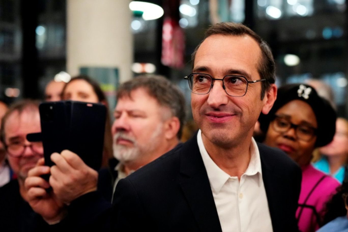 Le sénateur PS Rémi Féraud et candidat à la mairie de Paris dans un restaurant du centre de Paris pour le lancement de sa campagne, le 11 décembre 2024 © Dimitar DILKOFF