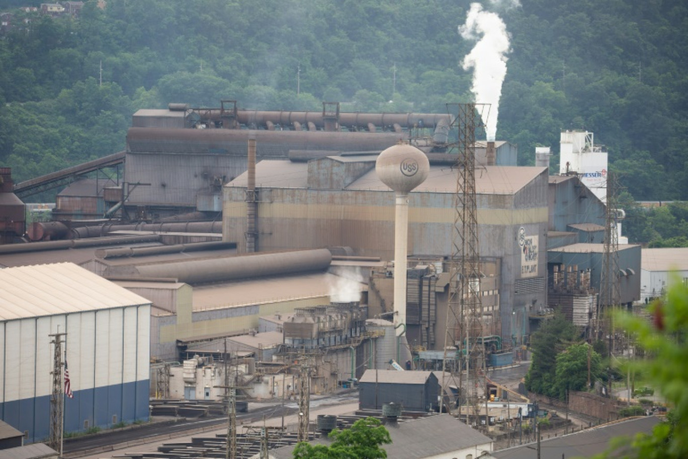 L'usine Mon Valley Works Edgar Thomson du groupe US Steel, le long de la rivière Monongahela à Braddock, Pennsylvanie, le 4 juin 2024 © Rebecca DROKE