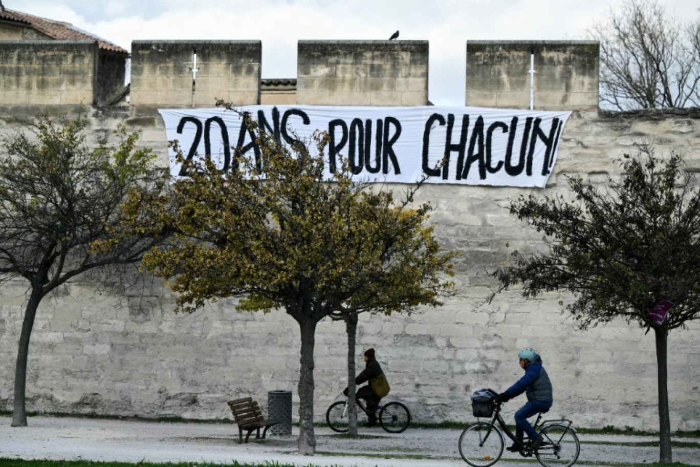 Une affiche "20 ans pour chacun" accrochée sur un mur à Avignon, dans le Vaucluse, pendant le procès Mazan, le 25 novembre 2024 © Christophe SIMON