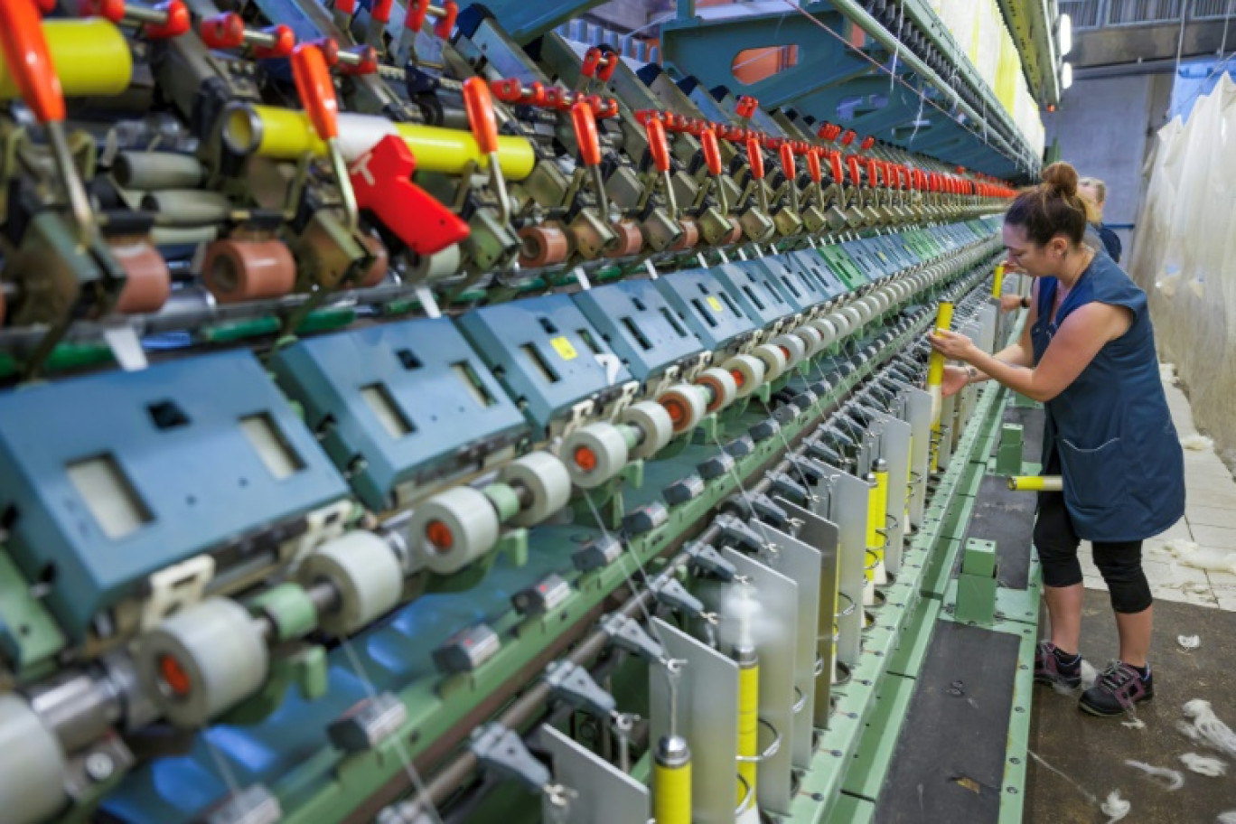 Une employée de "Bergère de France", dernière filature industrielle de laine à tricoter de France, travaille sur un métier à tisser, à Bar-le-Duc, le 12 décembre 2024 dans la Meuse © Jean-Christophe VERHAEGEN