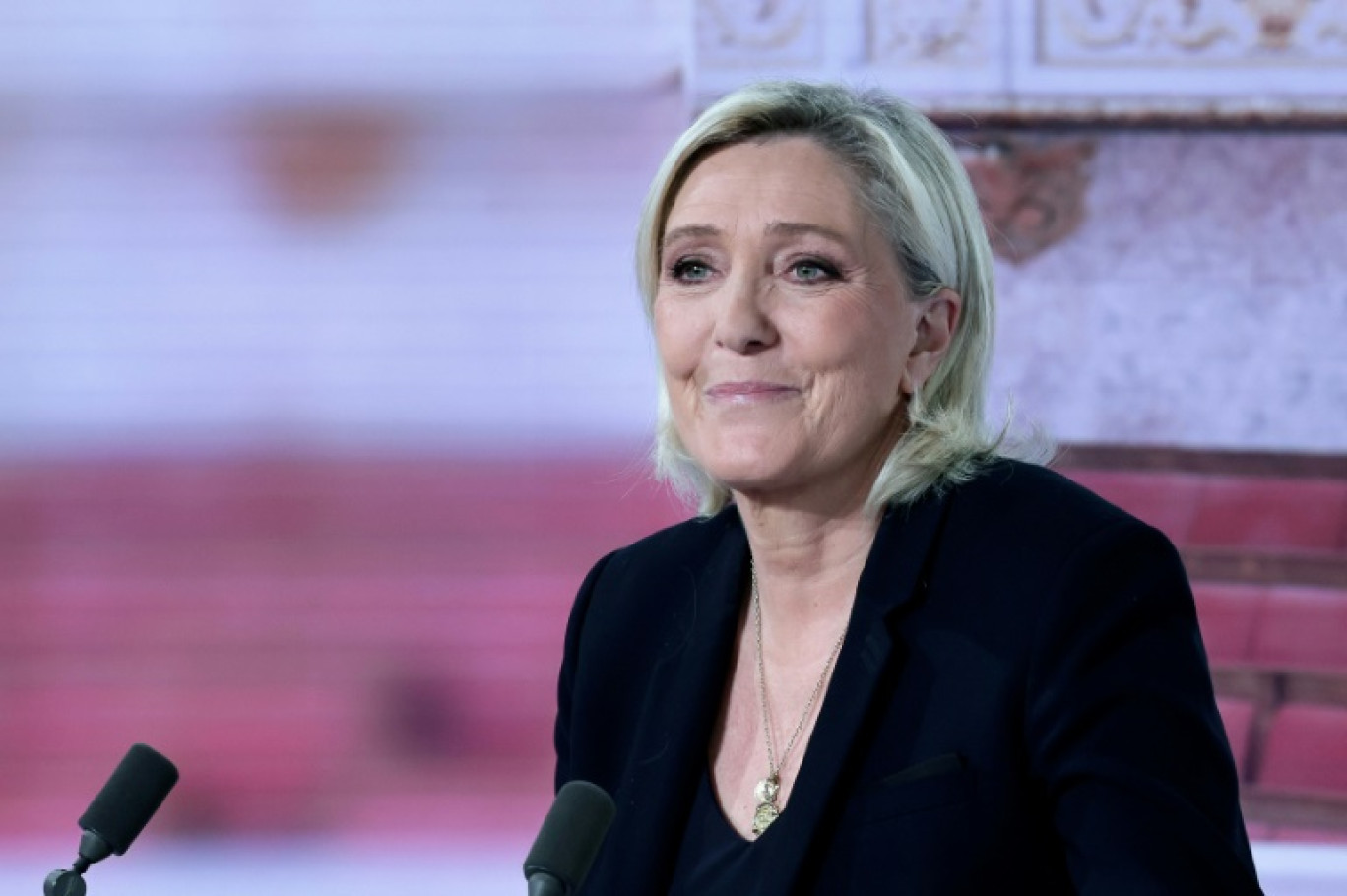 Marine Le Pen, présidente du groupe parlementaire RN, sur le plateau de la chaîne TF1, avant une interview, le 4 décembre 2024 à Boulogne-Billancourt, près de Paris © STEPHANE DE SAKUTIN