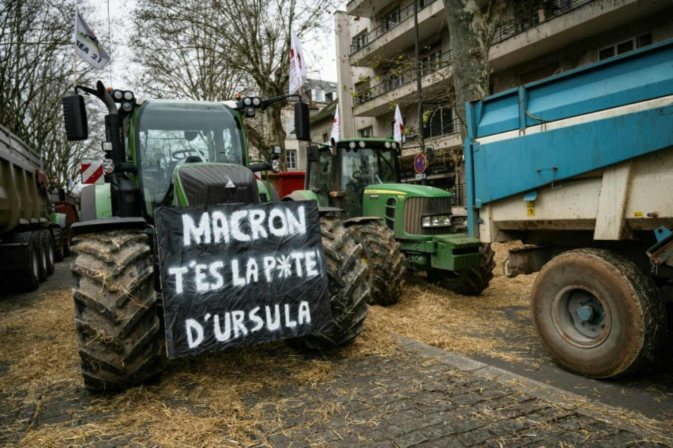 Un tracteur garé devant le conseil régional de Bourgogne Franche-Comté pour protester contre les conséquences de la censure gouvernementale et de l'accord UE-Mercosur, à Dijon, le 11 décembre 2024 © ARNAUD FINISTRE