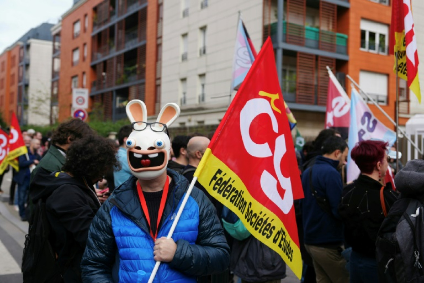 Un empoloyé en grève d'Ubisoft porte un masque à l'effigie d'un personnage du jeu vidéo "Les Lapins Crétins", à Saint-Mande le 15 octobre 2024 © Dimitar DILKOFF