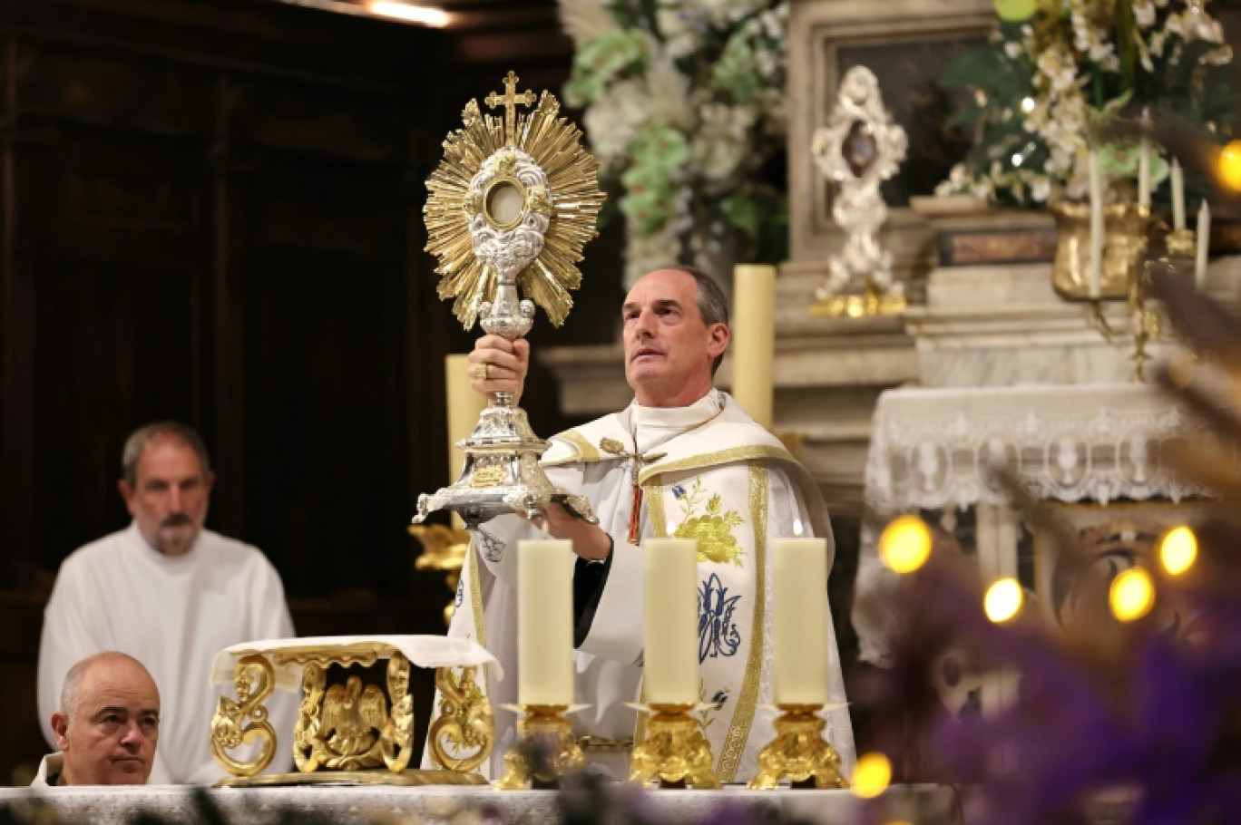 Le cardinal Bustillo dirige une veillée à la cathédrale d'Ajaccio, le 12 décembre 2024, avant la visite du pape en Corse © Pascal POCHARD-CASABIANCA