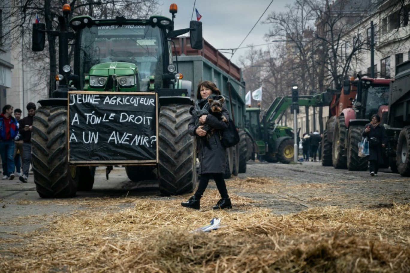 Un tracteur garé devant le conseil régional de Bourgogne lors d'une manifestation d'agriculteurs contre les conséquences de la censure gouvernementale et de l'accord UE-Mercosur, à Dijon, le 11 décembre 2024 © ARNAUD FINISTRE