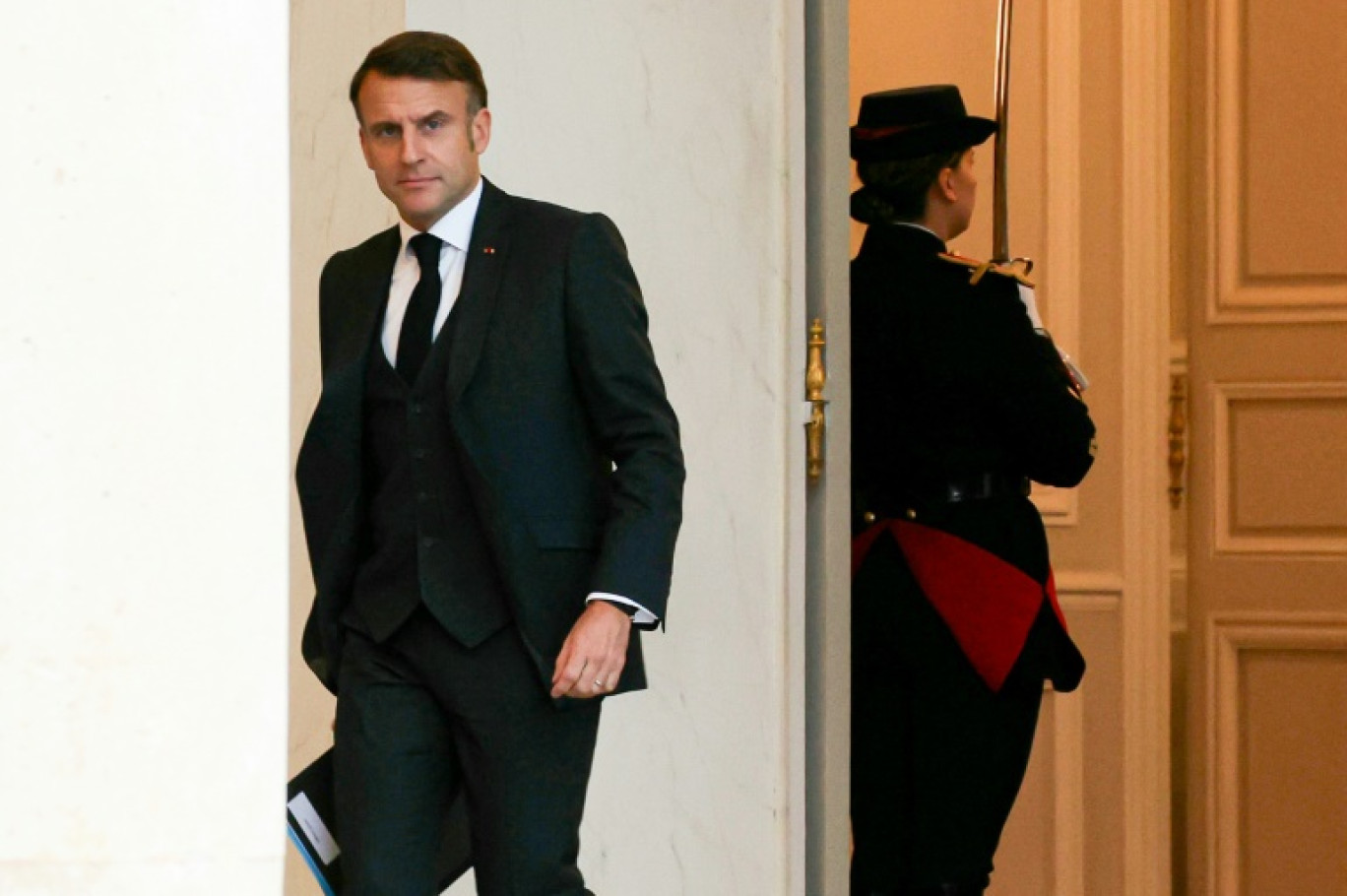 Le président Emmanuel Macron à la sortie du Conseil des ministres à l'Elysée, le 11 décembre 2024 à Paris © Alain JOCARD