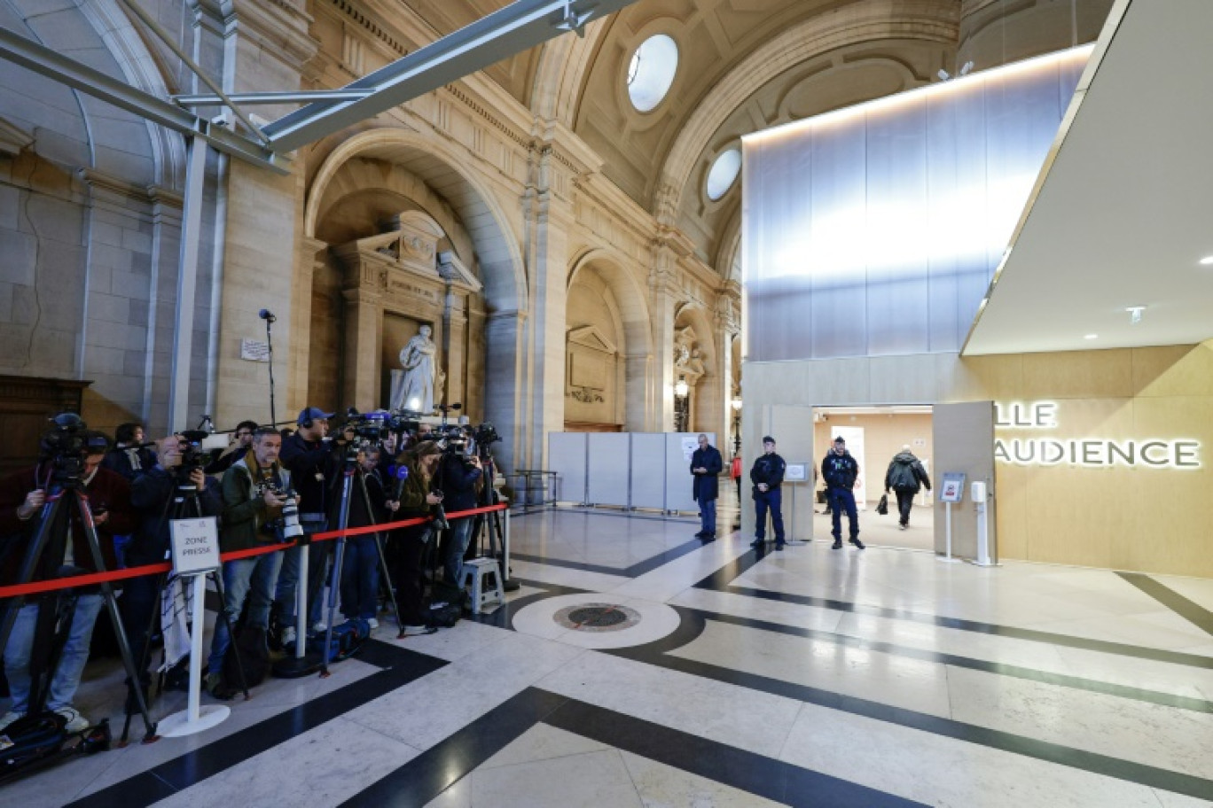 Des journalistes devant la salle d'audience du procès de l'assassinat de Samuel Paty à la cour d'assises spéciale de Paris, le 4 novembre 2024 © STEPHANE DE SAKUTIN