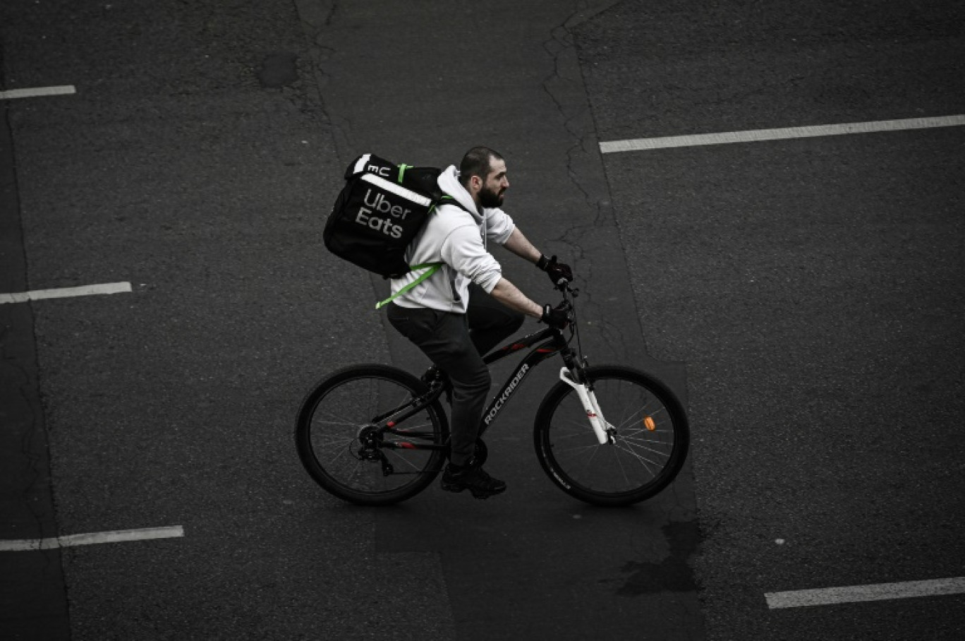 UberEats et Deliveroo ont accepté pour la première fois de discuter avec les syndicats de livreurs d'une rémunération qui prendrait également en compte le kilométrage et non plus seulement le temps passé par commande © Philippe LOPEZ