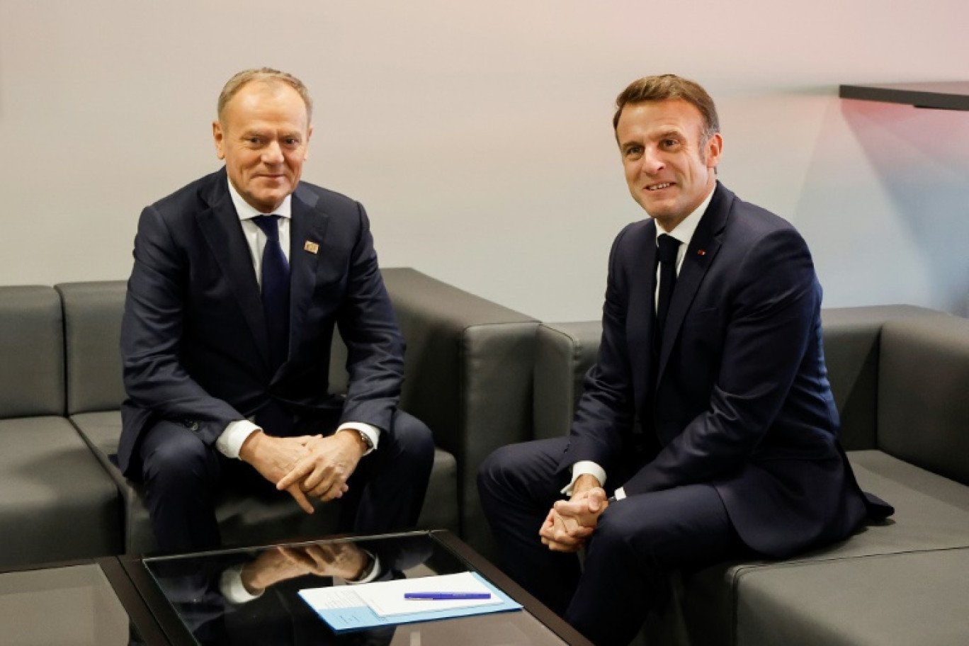 Emmanuel Macron et le Premier ministre polonais Donald Tusk lors du sommet de la Communauté politique européenne à Budapest en Hongrie, le 8 novembre 2024 © Ludovic MARIN