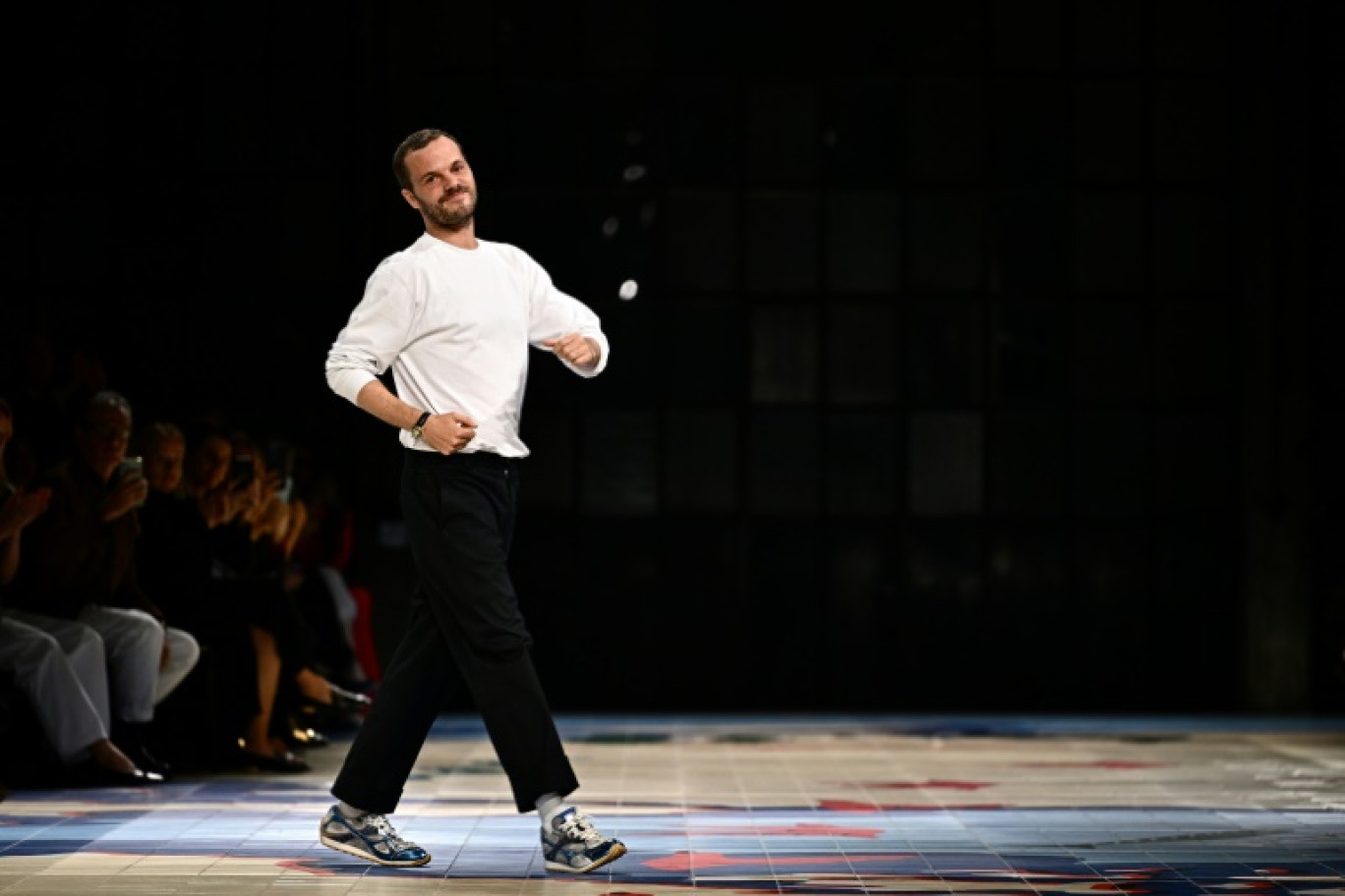 Le créateur Matthieu Blazy sur le podium du défilé Bottega Veneta lors de la Fashion Week Femme Printemps/Été 2024, le 23 septembre 2023 à Milan © GABRIEL BOUYS