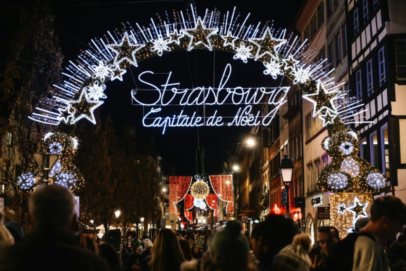 Des touristes dans une rue illuminée du marché de Noël à Strasbourg, le 27 novembre 2024 dans le Bas-Rhin © Abdesslam MIRDASS