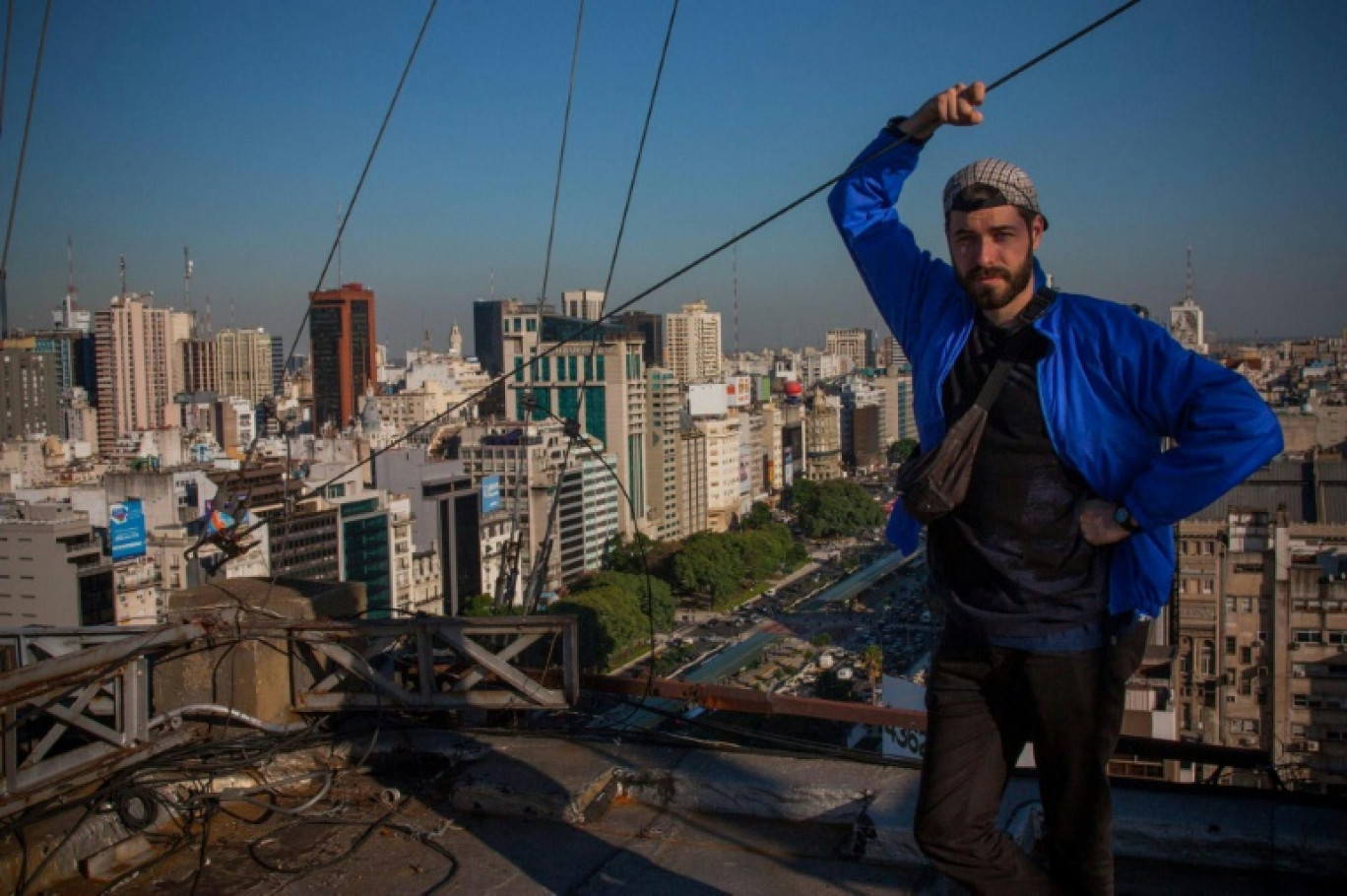 Photo non datée, diffusée par la famille le 12 décembre 2024, du peintre et street-artist français Théo Clerc sur un toit de l'Avenida 9 de Julio, à Buenos Aires, en Argentine © Handout