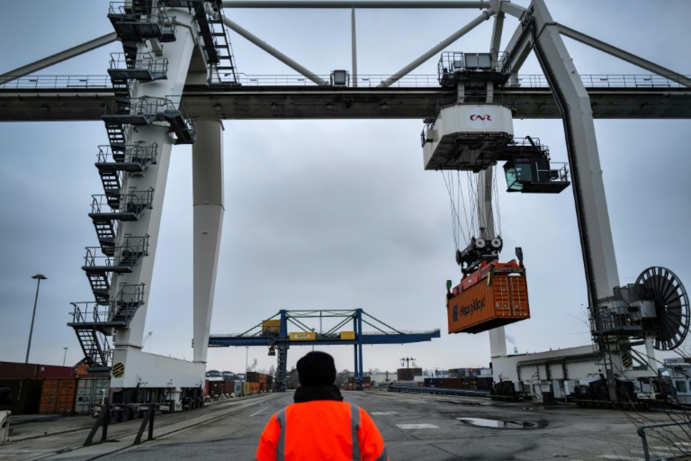 Des conteneurs sont chargés dans le port Edouard-Herriot dans le sud de Lyon le 13 décembre 2024 © OLIVIER CHASSIGNOLE