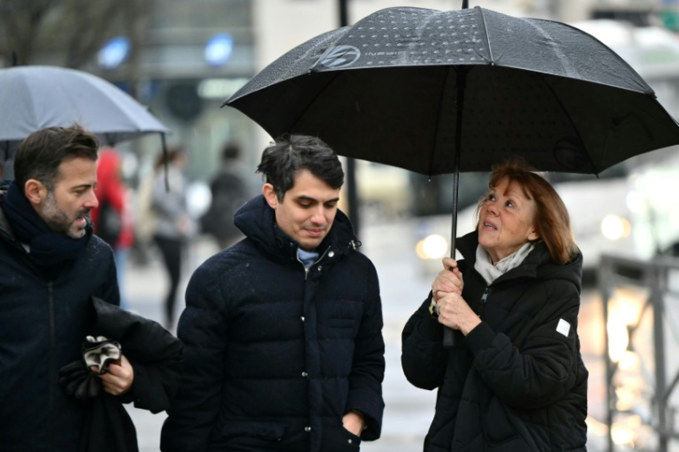 Gisèle Pelicot (d), avec ses avocats, Stéphane Babonneau (c) et Antoine Camus (g), arrivant au procès, Avignon, le 13 décembre 2024 © Christophe SIMON