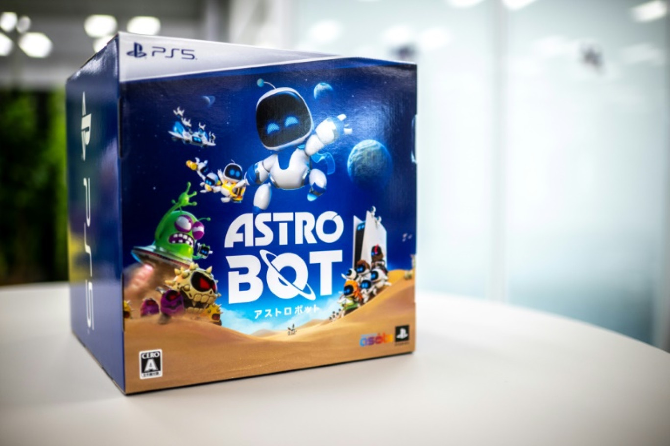 "Astro Bot", un jeu en forme d'hommage aux héros phares des consoles de Sony, a gagné le titre de jeu vidéo de l'année lors des Game Awards 2024 à Los Angeles © Philip FONG