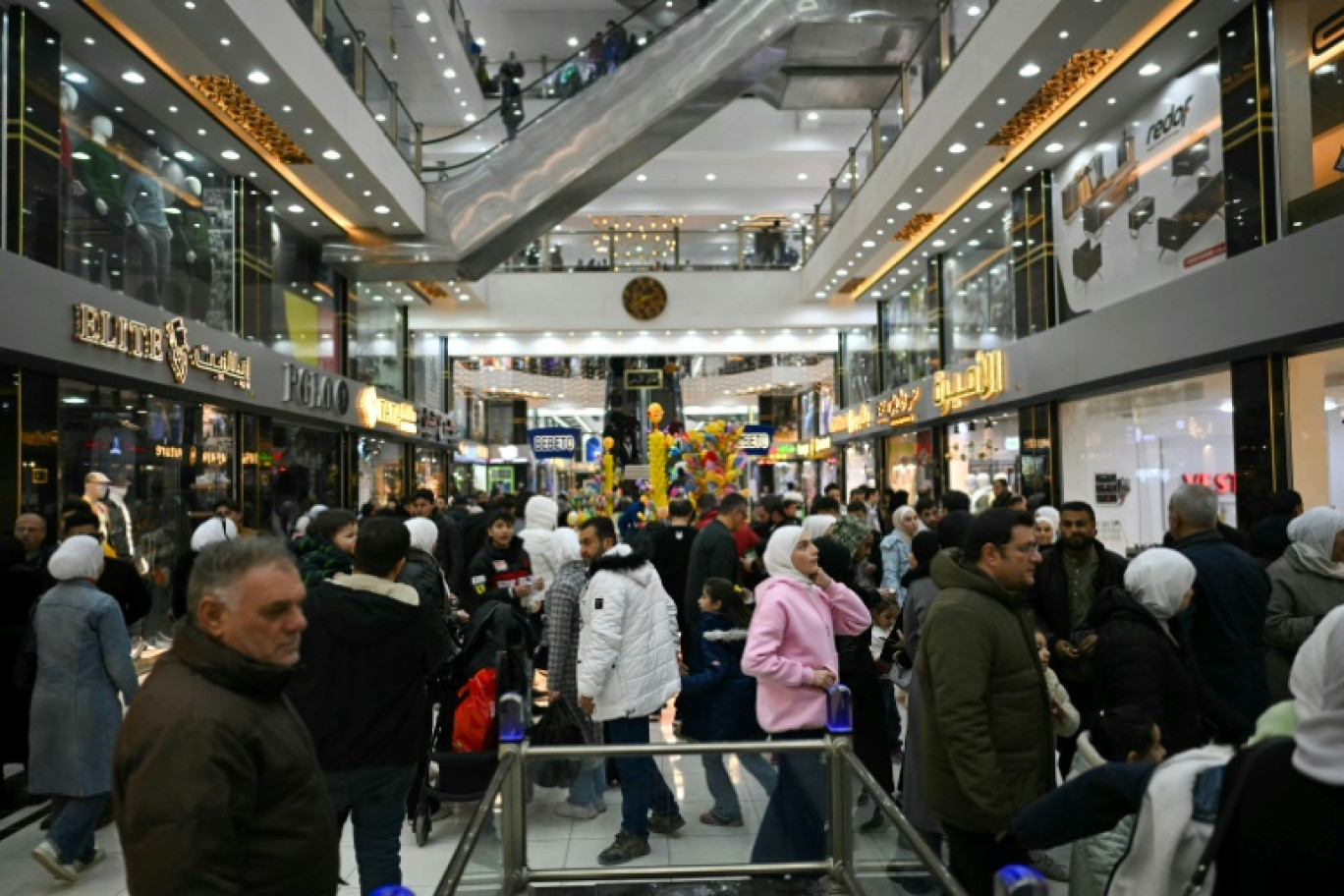 Affluence dans un centre commercial d'al-Dana, près de Sarmada, dans la province d'Idleb, le 13 décembre 2024dans le nord de la Syrie © OZAN KOSE