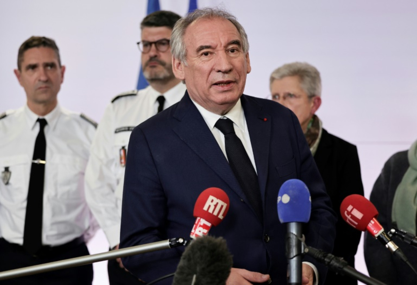 Le Premier ministre François Bayrou parle aux journalistes après une réunion de crise sur Mayotte, à Paris le 14 décembre 2024 © STEPHANE DE SAKUTIN