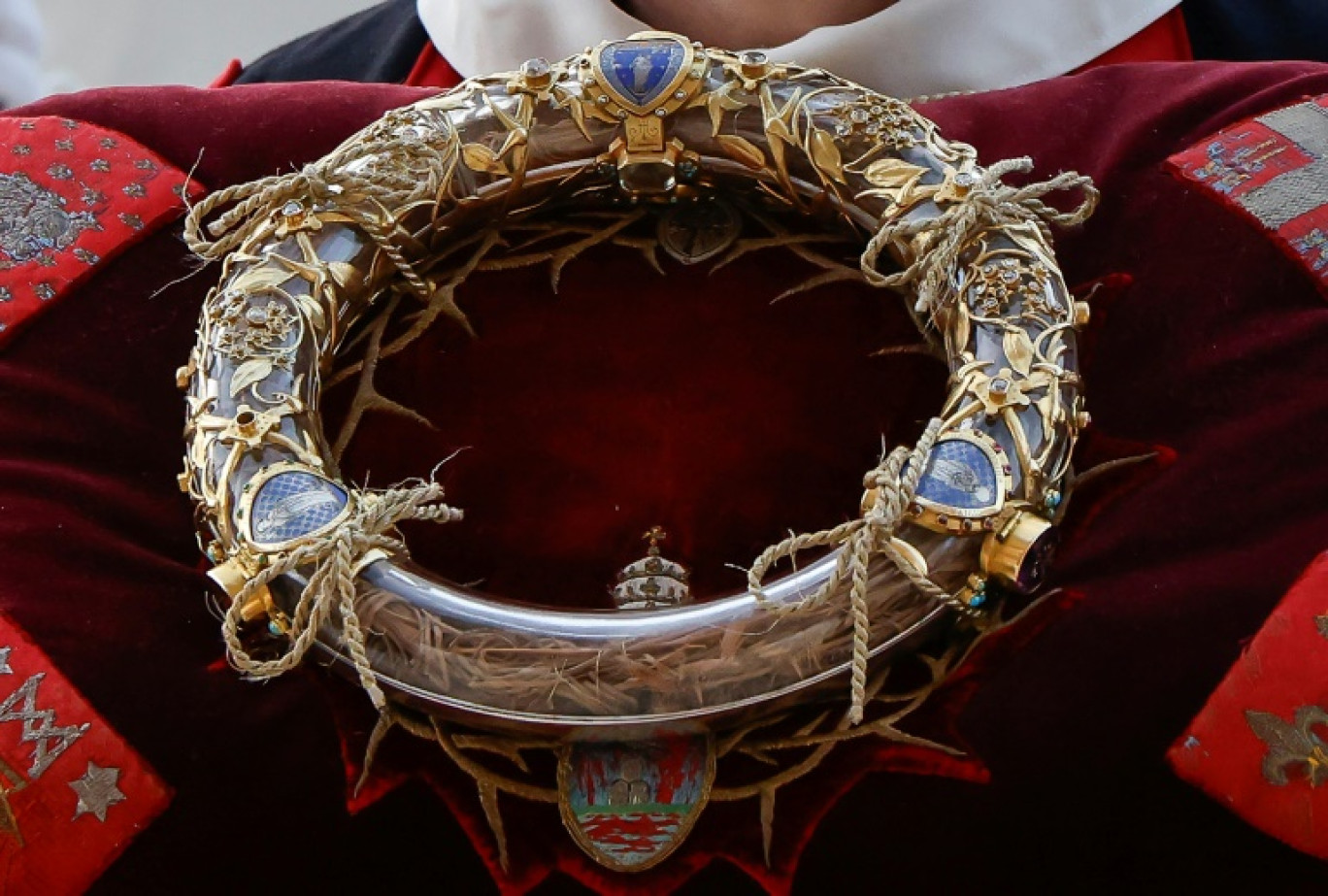 Un chevalier de l'Ordre du Saint-Sépulcre tient la Couronne d'épines lors d'une procession à la cathédrale Notre-Dame de Paris à Paris, le 13 décembre 2024 © Ludovic MARIN