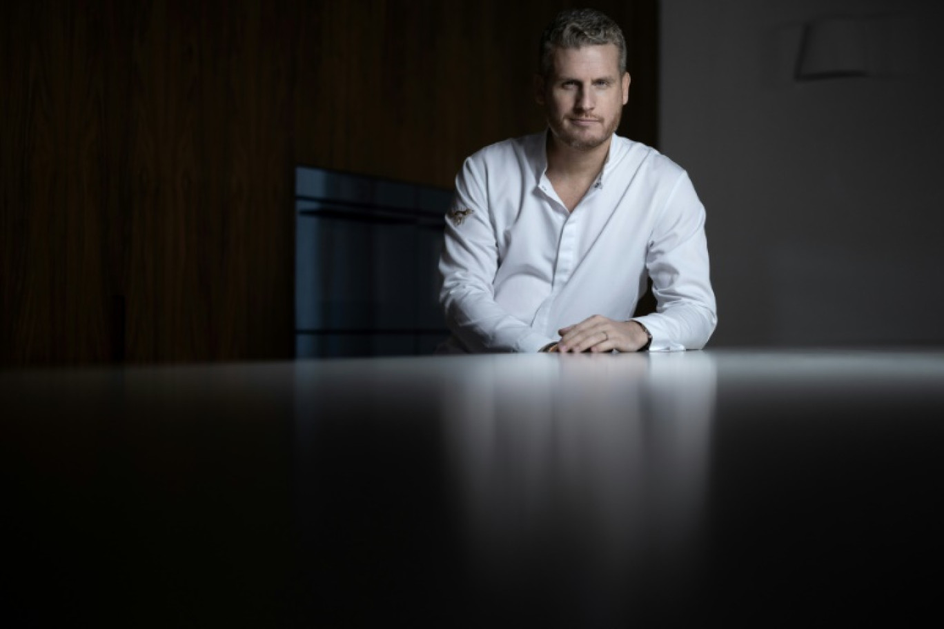 Le chef-pâtissier Yann Couvreur lors d'une séance photo à Paris, le 13 décembre 2024 © JOEL SAGET