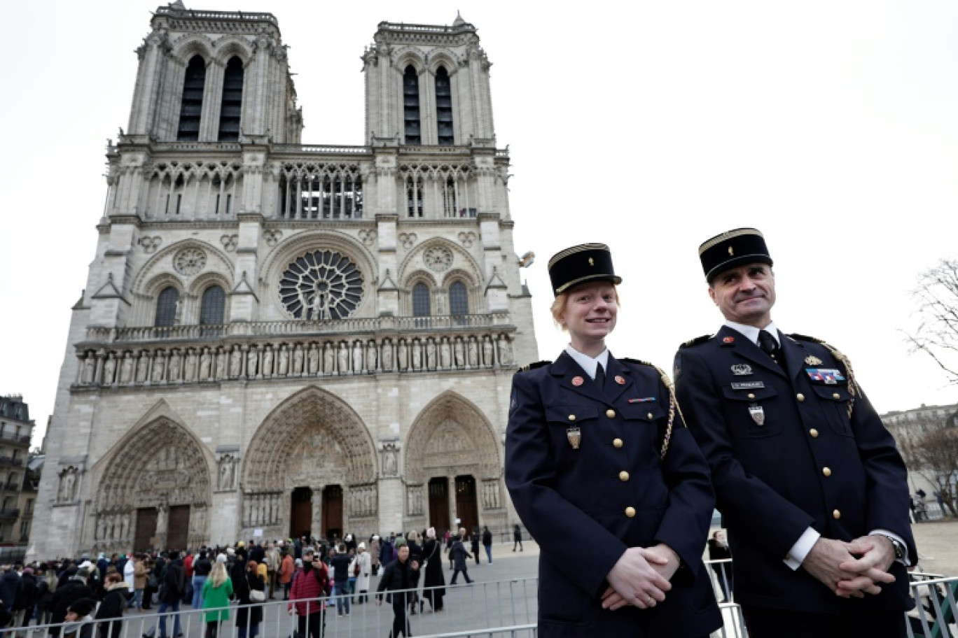 La capitaine Anne-Sixtine Humbert (g), réserviste pour la brigade de sapeurs-pompiers de Paris (BSPP) devant Notre-Dame de Paris le 15 décembre 2024 © STEPHANE DE SAKUTIN