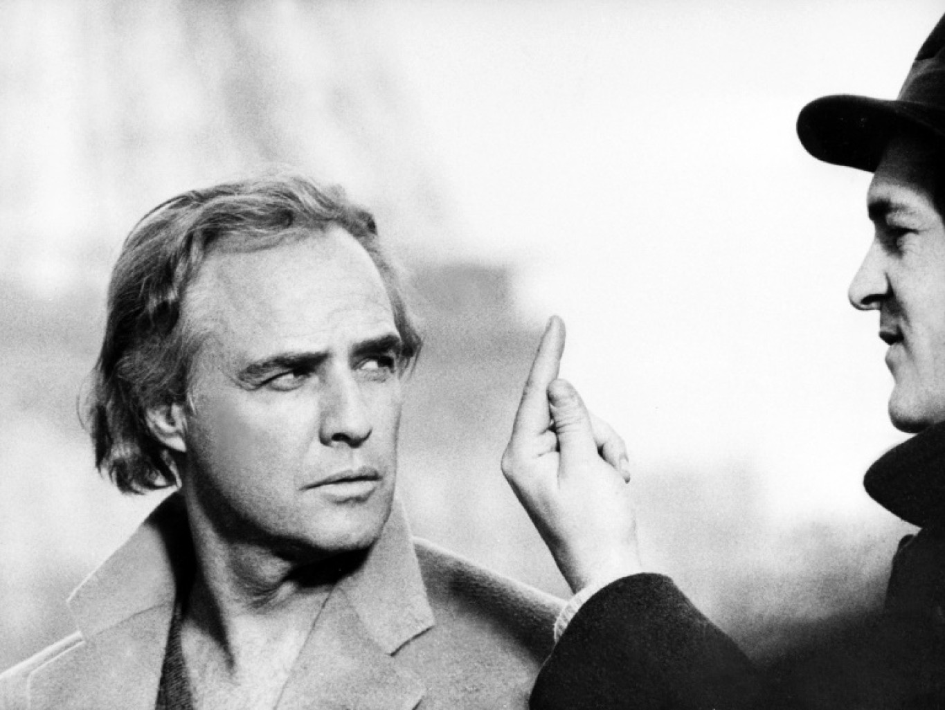 L'acteur américain Marlon Brando et le réalisateur italien Bernardo Bertolucci à Paris le 5 mars 1972 © -