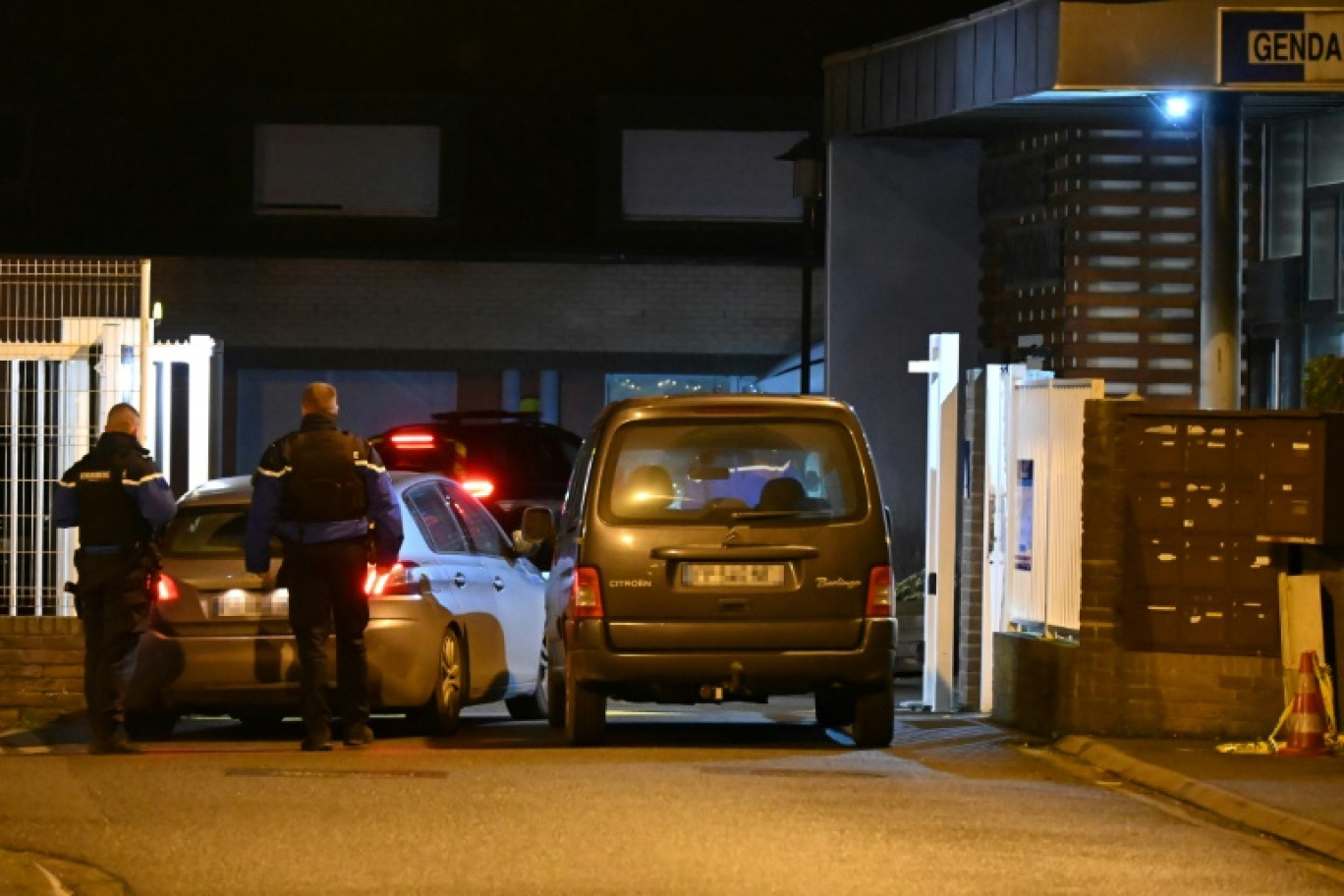 Des gendarmes devant la gendarmerie de Ghyvelde, où un homme s'est présenté en s'accusant de cinq meurtres commis dans l'après-mid, le 14 décembre 2024 dans le Nord © Bernard BARRON