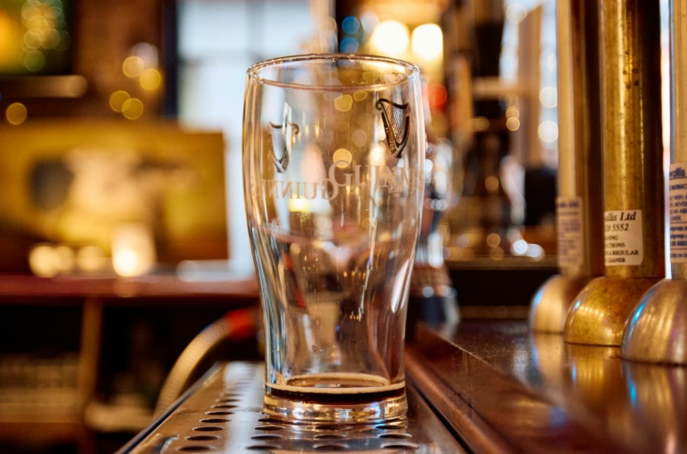 Un verre de Guinness vide sur le comptoir du pub The Old Ivy House à Clerkenwell, Londres, le 15 décembre 2024 © BENJAMIN CREMEL