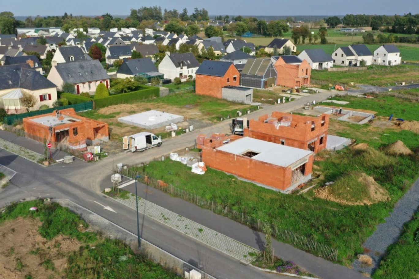 Vue aérienne sur des maisons en construction  à Hédé-Bazouges, en Ille-et-Vilaine, le 29 octobre 2022 © Damien MEYER