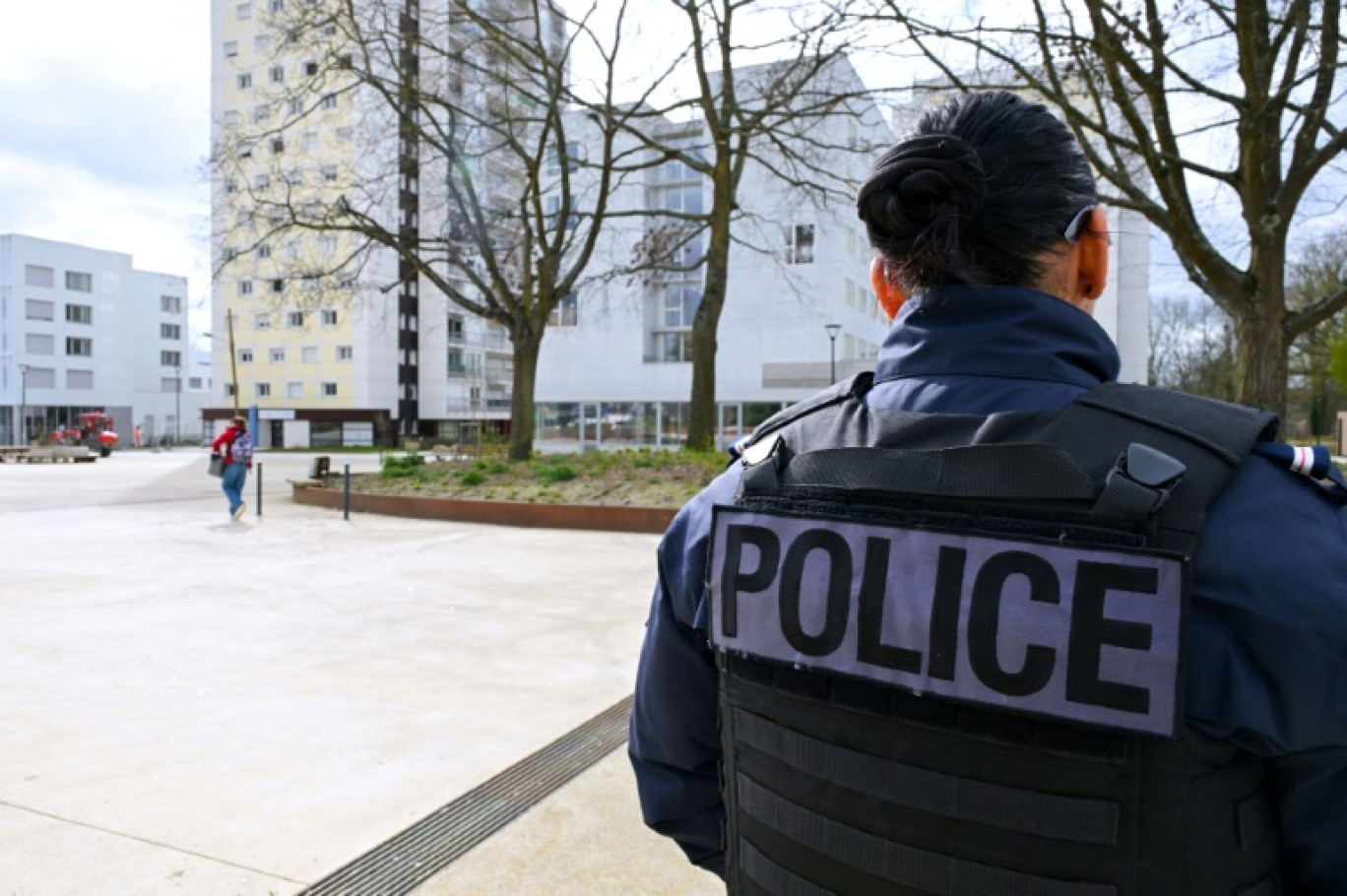 Un policier participe à une opération de sécurité dans le quartier du Blosne, au sud de Rennes, le 19 mars 2024 en Ille-et-Vilaine © Damien MEYER