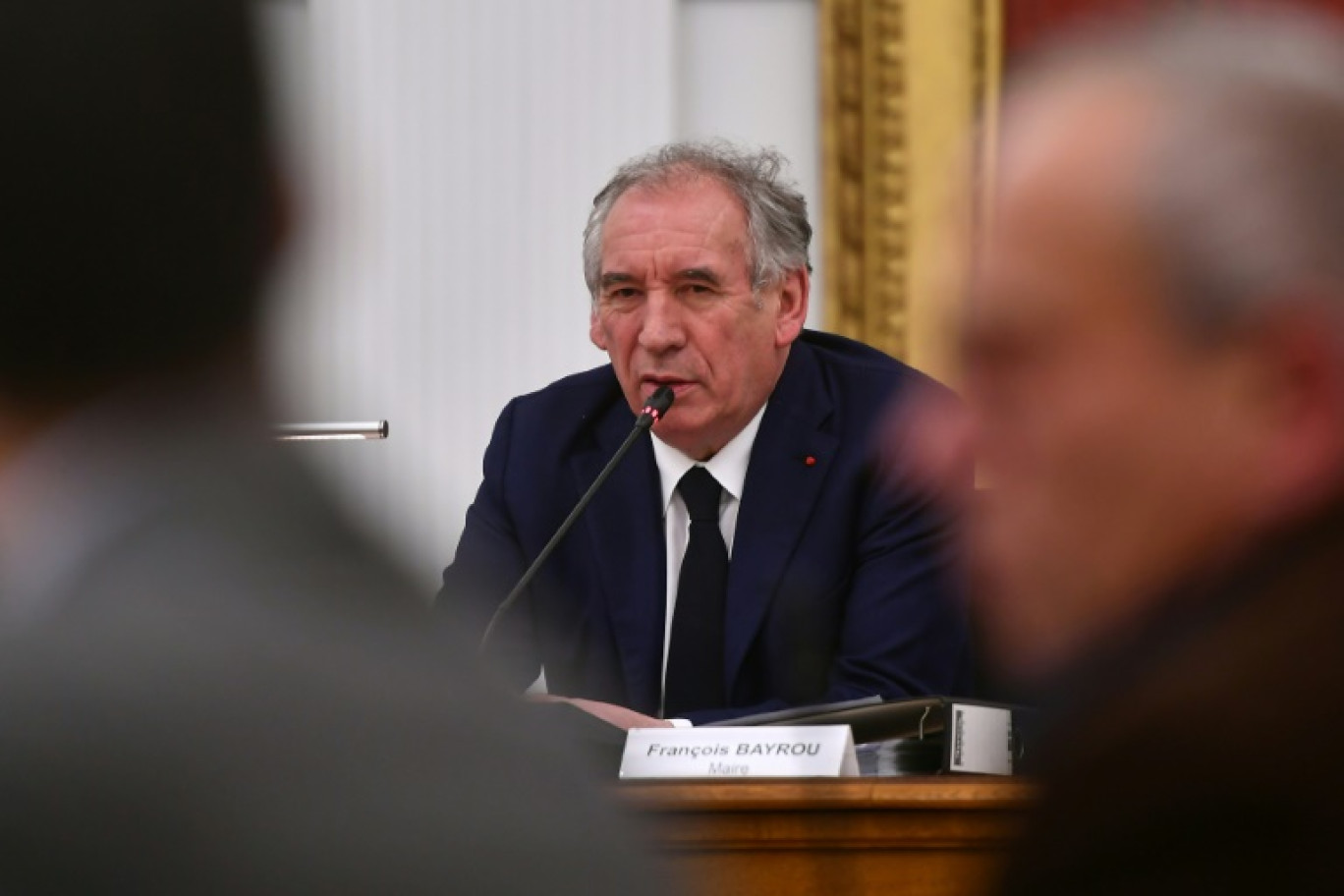 Le nouveau Premier ministre français et maire de Pau François Bayrou s'adresse au public lors du conseil municipal à l'hôtel de ville de Pau, dans le sud-ouest de la France, le 16 décembre 2024 © Gaizka IROZ