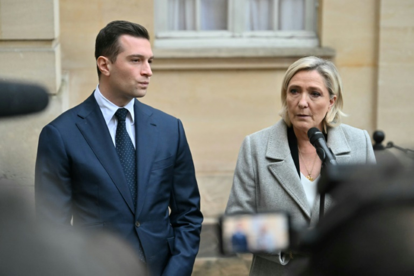 Jordan Bardella et Marine Le Pen à l'issue d'un entretien avec le Premier ministre à Matignon, le  16 décembre 2024 © LOU BENOIST